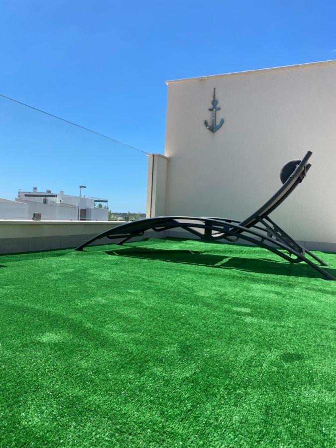 Luxury - Rooftop Terrace, Community Pool & Nearby Apartment *